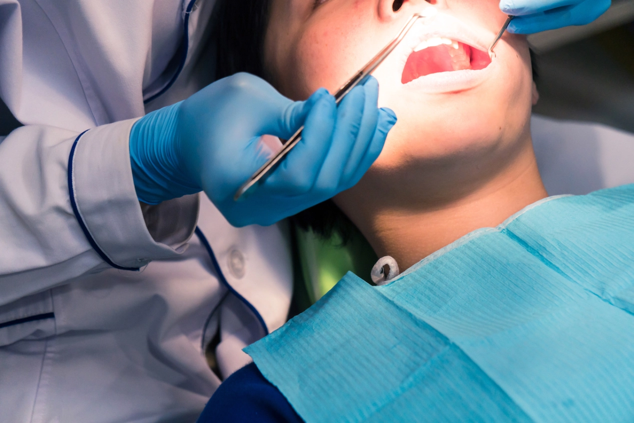 What causes tooth sensitivity?